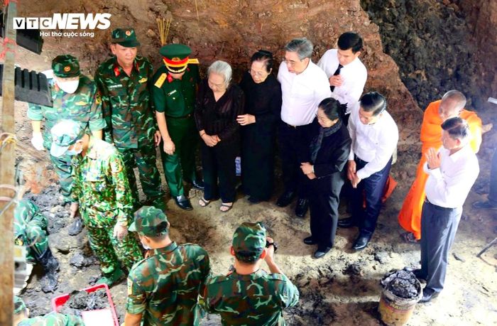 Sau lễ dâng hương, ông Nguyễn Phước Lộc cùng đoàn công tác trực tiếp xuống khu vực hố khai quật, quan sát hiện trường, nghe báo cáo về cấu trúc các rãnh mộ và quá trình mở rộng tìm kiếm dựa trên không ảnh lịch sử, tư liệu lưu trữ cùng lời kể của nhân chứng.