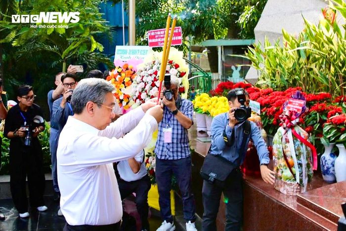 Chủ tịch Ủy ban MTTQ Việt Nam TP.HCM Nguyễn Phước Lộc dâng hương tại bia tưởng niệm cố Tổng Bí thư Trần Phú.