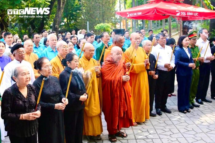 Đoàn thành kính dâng hoa, dâng hương tại bia tưởng niệm cố Tổng Bí thư Trần Phú cùng các anh hùng liệt sĩ.