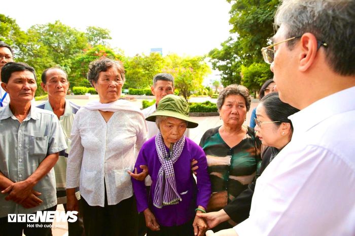 Cũng trong sáng cùng ngày, ông Nguyễn Phước Lộc đến thăm, động viên bà Nguyễn Thị Lệ và gia đình ông Huỳnh Văn Chín, những người đang chờ kết quả giám định ADN đối với hài cốt nghi là liệt sĩ Huỳnh Văn Quên, thân nhân của gia đình.