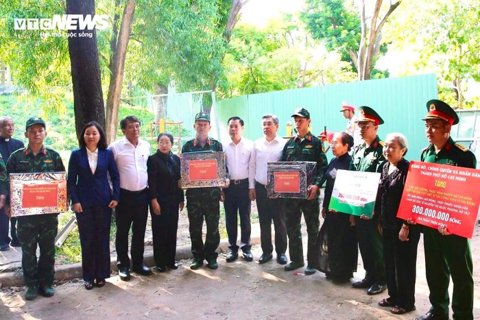 Đoàn MTTQ Việt Nam TP.HCM tặng quà, động viên lực lượng quy tập hài cốt liệt sĩ tại Công viên Lê Thị Riêng.