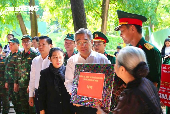 Ông Nguyễn Phước Lộc ghi nhận tinh thần trách nhiệm, sự tận tụy của cán bộ, chiến sĩ đang ngày đêm thực hiện nhiệm vụ, đồng thời gửi lời cảm ơn và động viên các lực lượng tiếp tục phối hợp chặt chẽ, làm việc khoa học, tỉ mỉ để không bỏ sót hài cốt và di vật của các liệt sĩ.