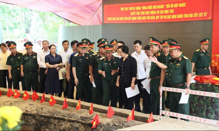 Phó Thủ tướng Phạm Thị Thanh Trà nghe các đơn vị báo cáo công tác chuẩn bị cho lễ triển khai tìm kiếm, quy tập hài cốt liệt sĩ tại Công viên Lê Thị Riêng. (Ảnh: VGP)
