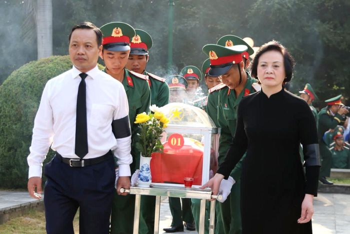 Phó Thủ tướng Phạm Thị Thanh Trà và Bí thư Tỉnh ủy Điện Biên Trần Tiến Dũng di chuyển hài cốt liệt sĩ ra nơi an táng tại sự kiện Lễ truy điệu và an táng hài cốt liệt sĩ quân tình nguyện Việt Nam hy sinh tại Lào trong thời kỳ chiến tranh. (Ảnh: VGP/Thu Giang)