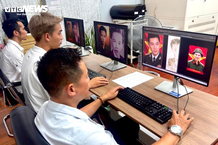 Các thành viên nhóm TeamLee thực hiện phục dựng ảnh liệt sĩ.