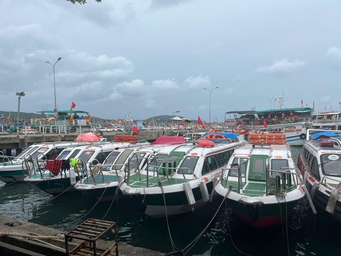 Nhiều ca nô làm dịch vụ đưa đón khách tham quan các đảo tại Phú Quốc đang tạm dừng hoạt động. (Ảnh: Dung Hoàng)