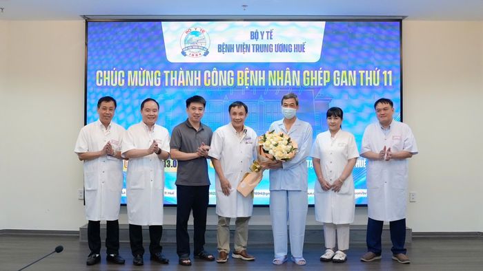 GS.TS Phạm Như Hiệp - Giám đốc Bệnh viện Trung ương Huế tặng hoa chúc mừng bệnh nhân N.Q.V trong ngày được ra viện. (Ảnh: BVCC)