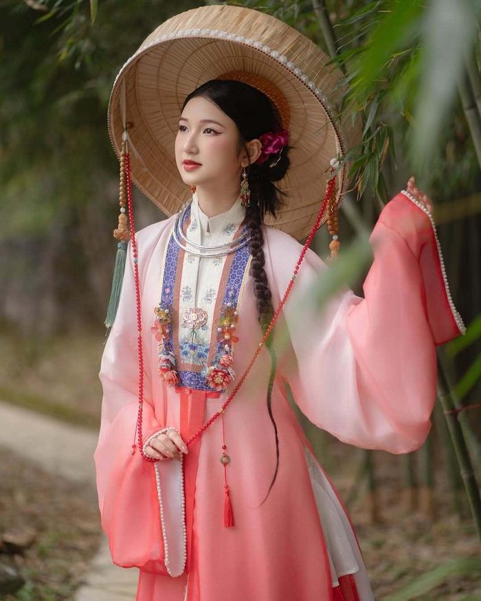 Trà My sinh năm 2006 tại Hà Nội. Cô thường được biết đến với nghệ danh “Nàng Mơ”. Cô sở hữu chiều cao 1m68, từng lọt top 6 Vietnam‘s Next Top Model 2025.