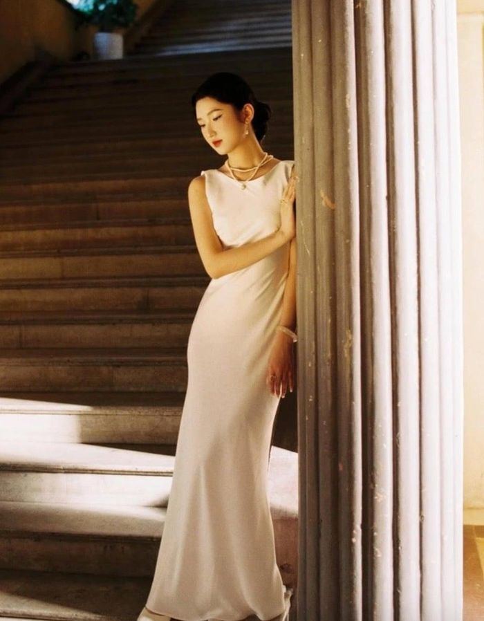 Tuy nhiên, nhiều ý kiến cũng nhận định Trà My là gương mặt mới, chưa đủ chín muồi để gánh vác vai diễn Nam Phương Hoàng hậu. Ngoài ngoại hình, ê-kíp phim cũng cần phải lựa chọn những người phù hợp với vai diễn từ nhiều yếu tố khác. 