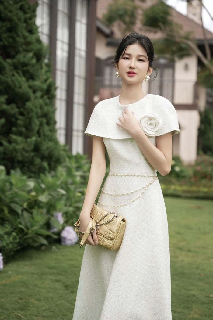 Sở hữu gương mặt đậm chất Á Đông, bởi vậy Trà My cũng thường xuyên lựa chọn phong cách thời trang nhẹ nhàng, thanh lịch. 