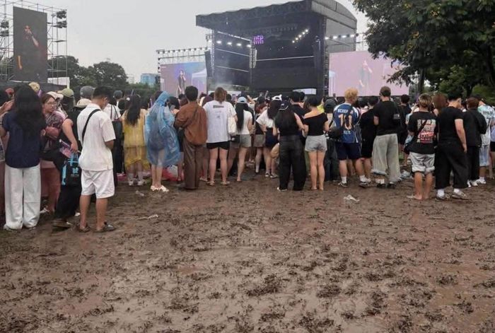 Hình ảnh khán giả lội bùn xem concert gây tranh cãi.