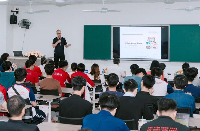 Sinh viên Học viện Công nghệ Bưu chính Viễn thông tham gia một diễn đàn học thuật. Ảnh Hạnh Phương