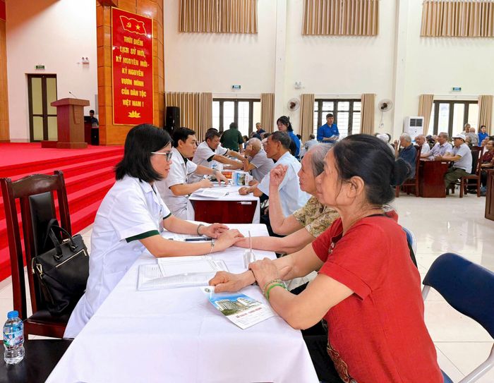Người dân đến tư vấn và khám sức khỏe miễn phí tại phường Thanh Liệt. Ảnh: Đào Tuyết