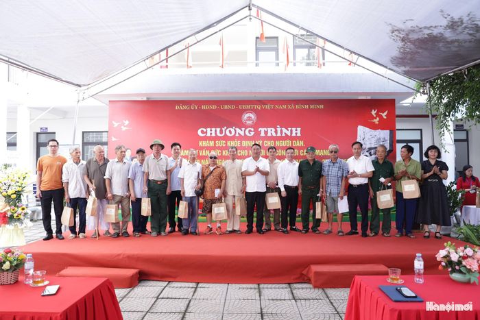 Lãnh đạo xã Bình Minh tặng quà cho người có công với cách mạng. Ảnh: Mai Quý
