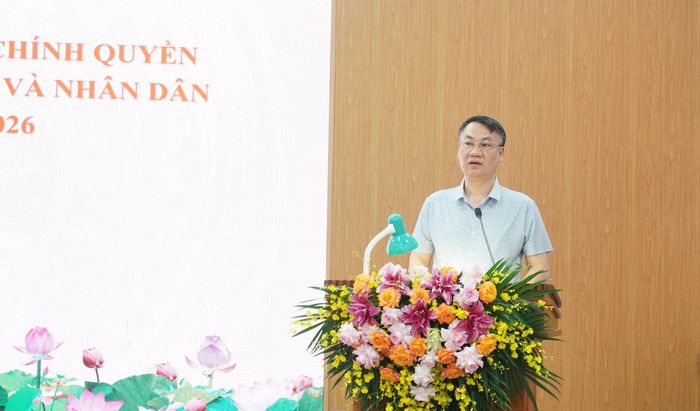 Bí thư Đảng ủy, Chủ tịch HĐND xã Mê Linh Nguyễn Anh Tuấn phát biểu tại hội nghị. Ảnh: Lê Dung