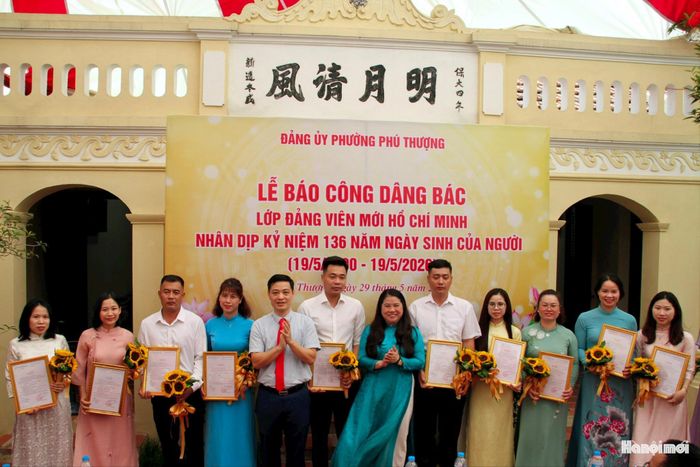 Lễ kết nạp đảng viên mới của Đảng ủy phường Phú Thượng. Ảnh: Cao Kỳ