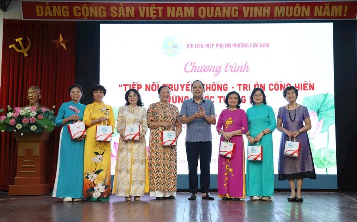 Chủ tịch Ủy ban MTTQ Việt Nam phường Cửa Nam Nguyễn Văn Dũng tri ân các đồng chí thôi không tham gia cán bộ Hội Phụ nữ sau sáp nhập tổ dân phố. Ảnh: PV