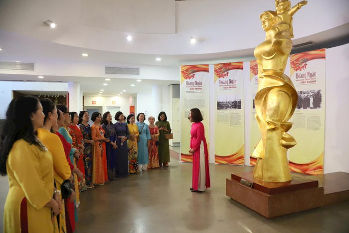 Hội Liên hiệp Phụ nữ phường Cửa Nam tham quan các khu trưng bày tại Bảo tàng Phụ nữ Việt Nam. Ảnh: PV
