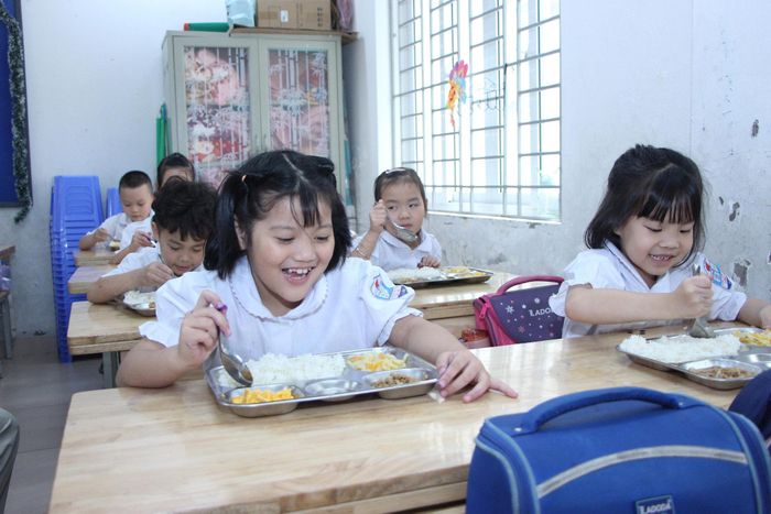 Không chỉ bảo đảm an toàn thực phẩm, các suất ăn bán trú còn phải đáp ứng được nhu cầu dinh dưỡng theo độ tuổi của học sinh. Ảnh: Thành An