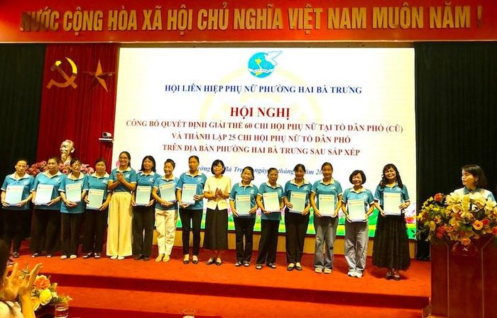 Hội Liên hiệp Phụ nữ phường Hai Bà Trưng ra mắt 25 chi hội Phụ nữ theo mô hình tổ dân phố mới. Ảnh: TA