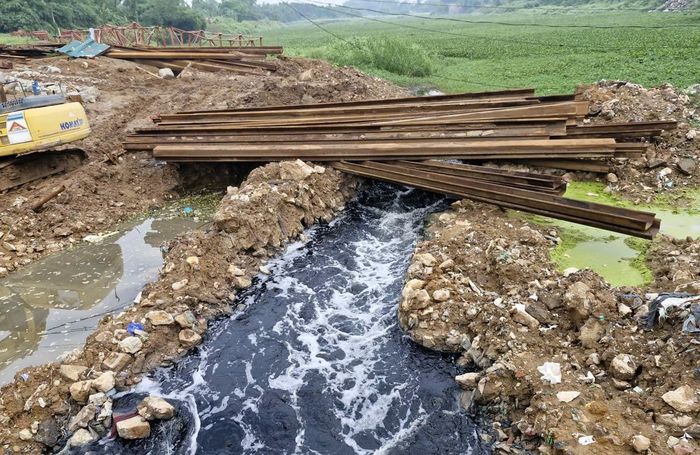 Nước sông Đáy đoạn cầu 72 địa phận xã An Khánh và xã Hưng Đạo (Hà Nội) bị ô nhiễm nghiêm trọng. Ảnh: Hoàng Sơn