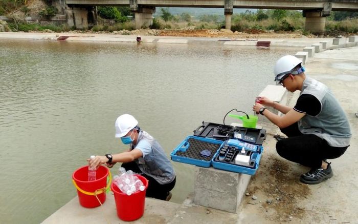 Quan trắc nguồn nước thải để triển khai các giải pháp bảo vệ môi trường. Ảnh minh họa