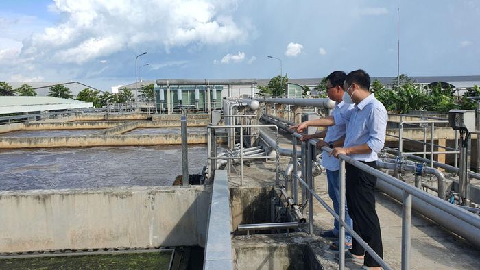 Xây dựng hệ thống thu gom, xử lý nước thải trong các khu, cụm công nghiệp sẽ hạn chế xả thải ra môi trường. Ảnh minh họa