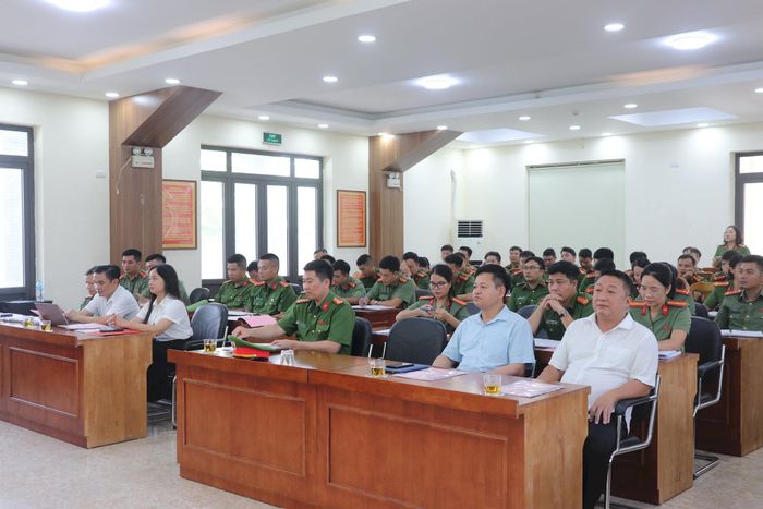 Các đồng chí lãnh đạo xã Bình Minh dự hội nghị. Ảnh Đ. Đạt