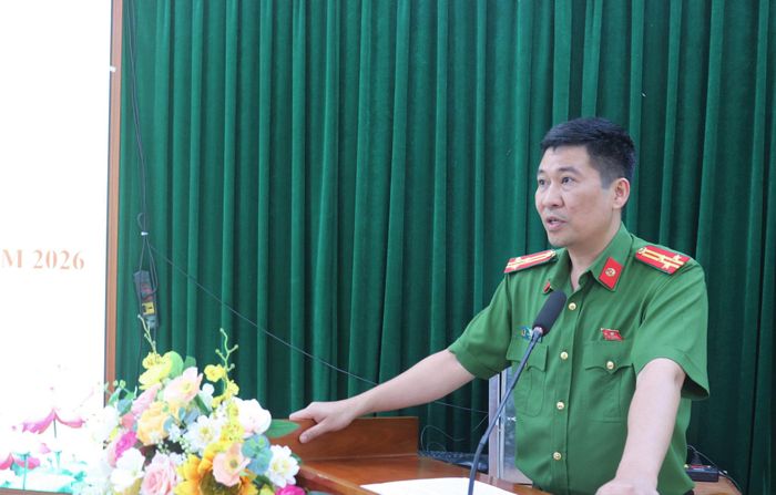 Thượng tá Bùi Văn Tứ, Trưởng Công an xã Bình Minh phát biểu tại hội nghị. Ảnh Đ. Đạt