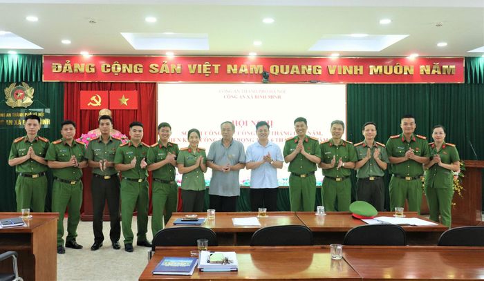 Các đồng chí lãnh đạo UBND xã và Công an xã Bình Minh chụp ảnh cùng cán bộ, chiến sĩ và đại biểu dự hội nghị. Ảnh Đ. Đạt