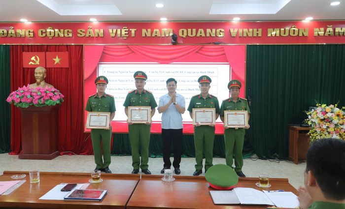 Đồng chí Nguyễn Đăng Việt, Chủ tịch UBND xã Bình Minh trao Giấy khen cho các cá nhân xuất sắc. Ảnh Đ. Đạt