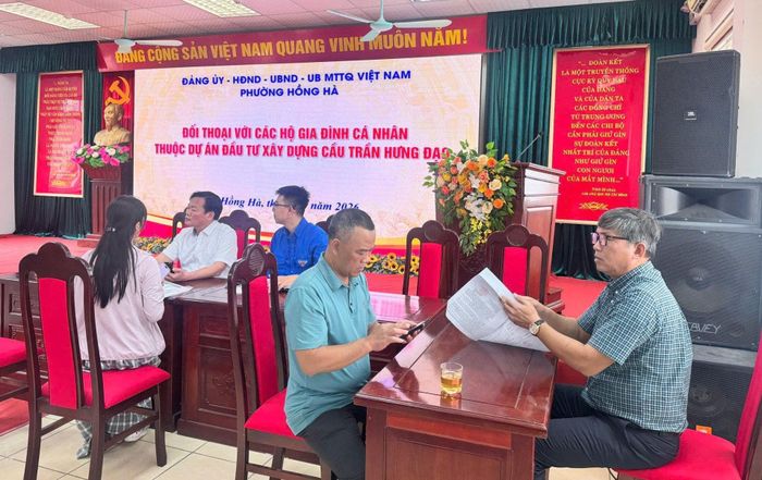 Lãnh đạo phường Hồng Hà đối thoại với người dân trong khu vực dự án. Ảnh: P.H.H