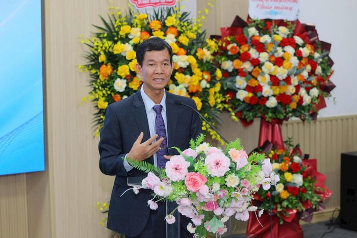 Giáo sư, Tiến sĩ Hoàng Đình Phi, Hiệu trưởng Trường Đại học Quản trị và Kinh doanh phát biểu tại lễ kỷ niệm. Ảnh: PT