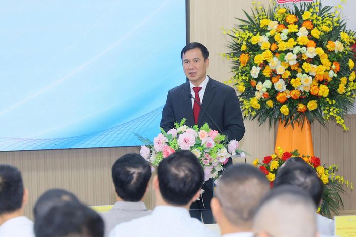 Phó Giáo sư, Tiến sĩ Bùi Thế Duy, Giám đốc Đại học Quốc gia Hà Nội chúc mừng Trường Quản trị và Kinh doanh. Ảnh: PT