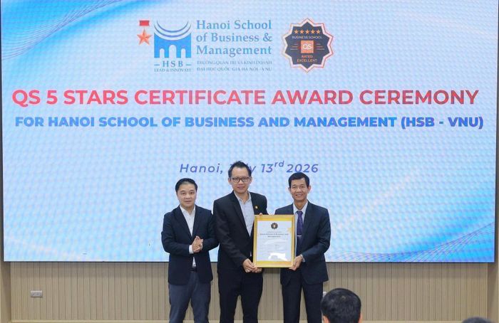 Đại diện QS Quacquarelli Symonds (Vương quốc Anh) trao chứng nhận đạt chuẩn xếp hạng quốc tế QS Stars 5 sao cho Trường Quản trị và Kinh doanh. Ảnh: PT