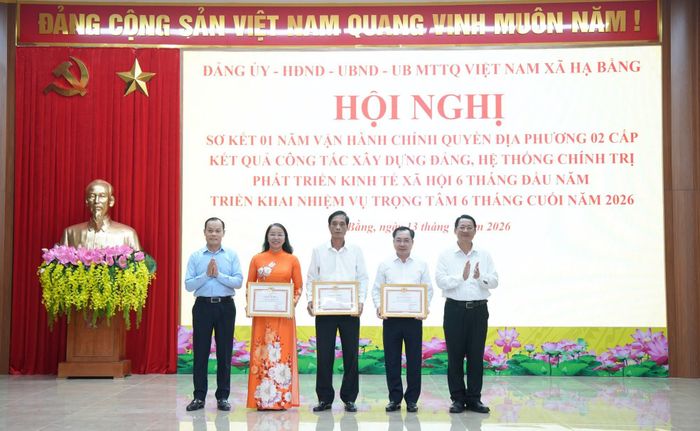 Phó Trưởng ban Thường trực Ban Tuyên giáo và Dân vận Thành ủy Vũ Hà và Phó Trưởng ban Tổ chức Thành ủy Hà Nội Nguyễn Hồng Nhật khen thưởng các cá nhân có thành tích xuất sắc trong triển khai, vận hành mô hình chính quyền địa phương hai cấp. Ảnh: HB