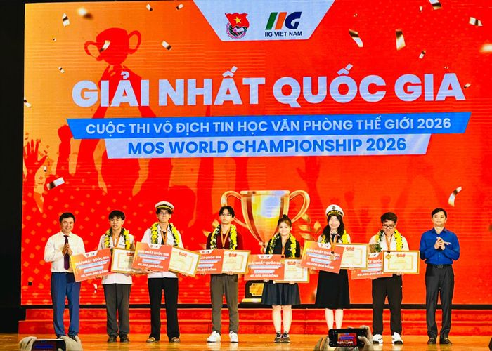 Bí thư Thường trực Trung ương Đoàn, Chủ tịch Trung ương Hội Sinh viên Việt Nam Nguyễn Minh Triết và Chủ tịch kiêm Tổng Giám đốc IIG Việt Nam Đoàn Hồng Nam trao giải Nhất cho 6 nhà vô địch quốc gia của cuộc thi. Ảnh: Bảo Lâm