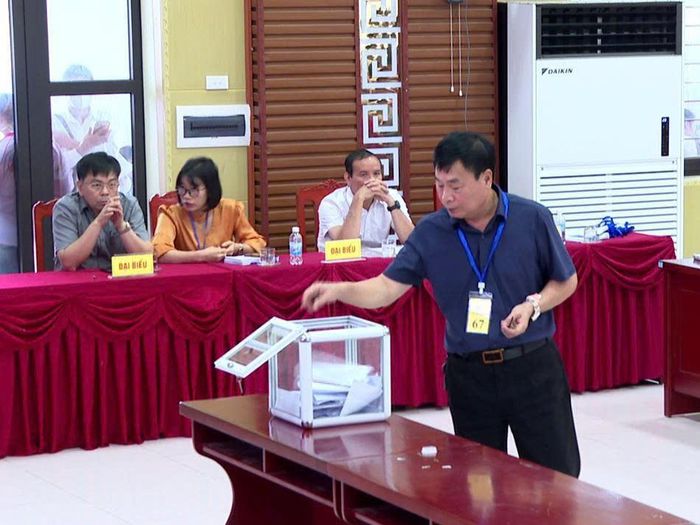 Khách hàng bỏ phiếu trả giá tại phiên đấu giá. Ảnh: Đoàn Điệp