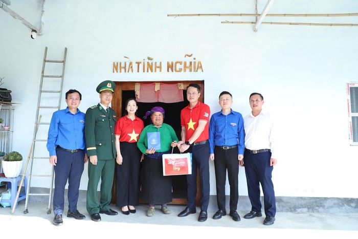 Ban tổ chức cùng các đơn vị đồng hành đã triển khai nhiều hoạt động an sinh xã hội tại chương trình. Ảnh: Lâm Hải