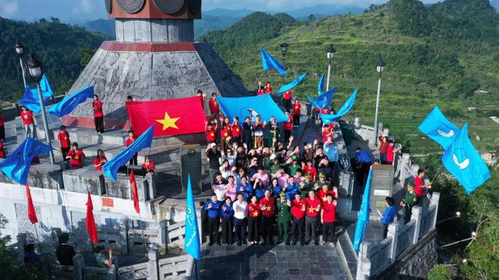 Lễ chào cờ Hành trình "Tôi yêu Tổ quốc tôi" năm 2026 tại Cột cờ Lũng Cú. Ảnh: Lâm Hải