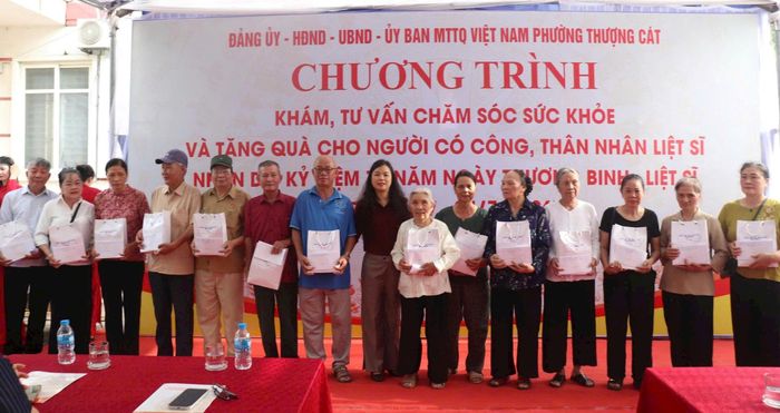 Phó Bí thư Đảng ủy, Chủ tịch UBND phường Thượng Cát Lê Thị Thu Hương đã trực tiếp thăm hỏi, trao quà tri ân các thương binh, bệnh binh, người có công với cách mạng và thân nhân các gia đình liệt sĩ.