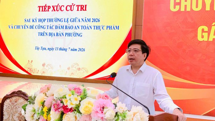 Bí thư Đảng ủy, Chủ tịch HĐND phường Tây Tựu tiếp thu đầy đủ các ý kiến của cử tri. Ảnh TT