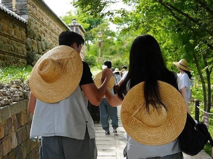 Các cặp đôi đi bộ trong rừng để gia tăng sự thấu hiểu với nhau. Ảnh: Quỹ Phúc lợi Xã hội thuộc Tông phái Tào Khê, Phật giáo Hàn Quốc