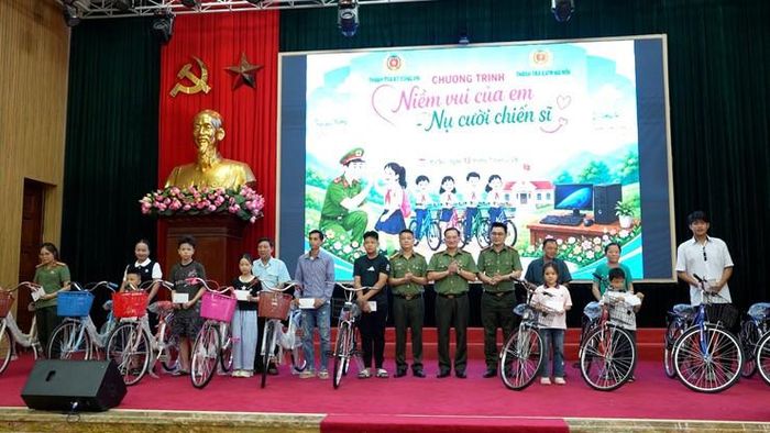 Những chiếc xe đạp sẽ nâng bước em tới trường. Ảnh: NL