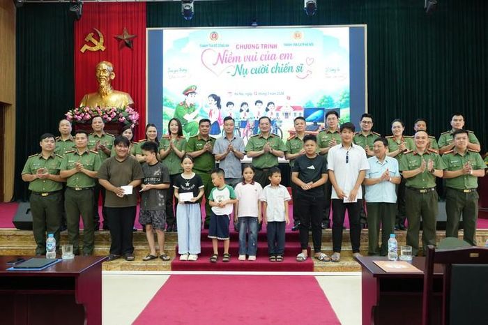 Những món quà không chỉ là sự hỗ trợ về vật chất mà còn là nguồn động viên tinh thần to lớn cho các học sinh. Ảnh: NL