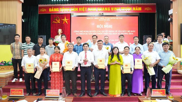 Lãnh đạo xã Dương Hòa trao quyết định thành lập các Chi bộ thôn mới sau sắp xếp. Ảnh: PN
