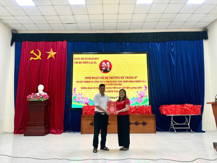 Thôn Lai Xá, xã Hoài Đức tiến hành bàn giao đảng viên và hội viên các chi hội. Ảnh: HĐ