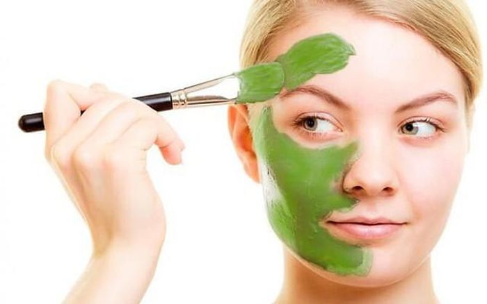 Đắp mặt nạ lá húng chanh sẽ làm dịu và giảm sưng tấy các nốt mụn trên mặt nhanh chóng.