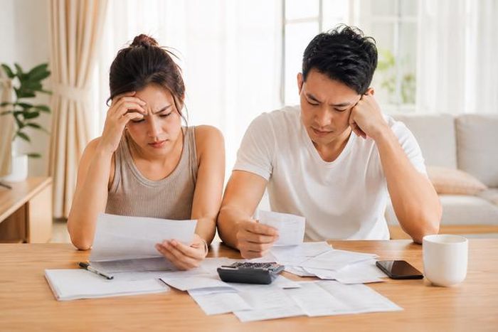 Nếu số tiền phải trả mỗi tháng vượt quá khả năng thu nhập, người vay rất dễ rơi vào vòng xoáy áp lực, thậm chí đối mặt với nguy cơ mất nhà. Ảnh minh họa