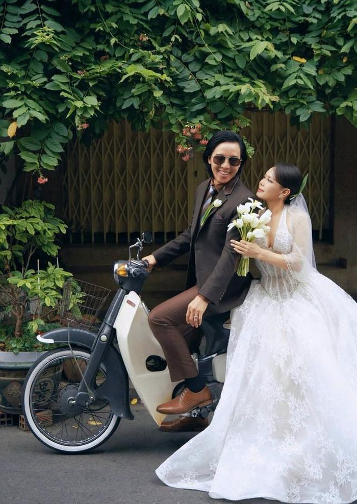 Thời điểm đó, Việt Hương bỏ lại sau lưng sự nghiệp đang kỳ nở rộ tại quê nhà, sang Mỹ cùng chồng vun vén hạnh phúc. Hoài Phương khi ấy đang dạy học tại tiểu bang Utah cũng ngừng hẳn để về ‘xây tổ ấm’ cùng vợ.